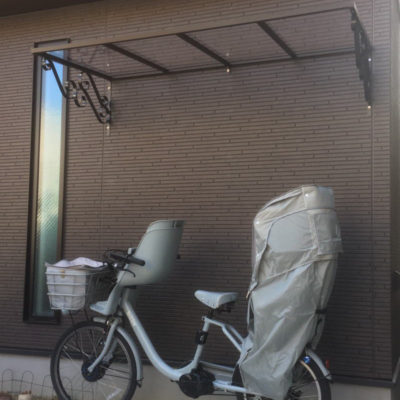 自転車置き場の施工事例ローマモデル182クリア×ブラック後付け庇専門店ひさしっくす