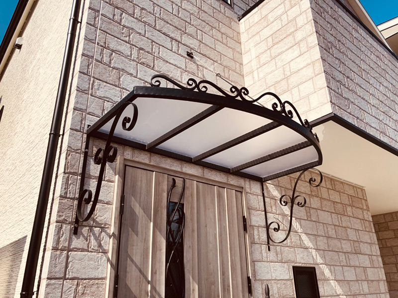 新築一戸建てのお玄関に屋根をつけたい 庇をつけたい とお悩みのかたへ 後付け庇専門店ひさしっくす公式ブログ